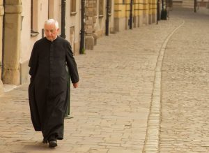 Córka księdza obwinia Kościół. “Dlatego mój ojciec się mną nie zajął”