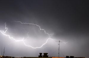 Alert RCB. Ostrzeżenie przed burzami i ulewą w sześciu województwach