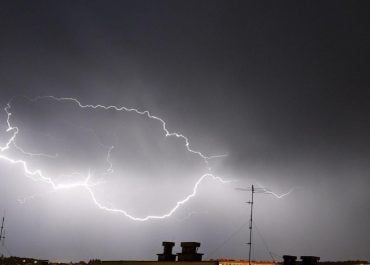 Alert RCB. Ostrzeżenie przed burzami i ulewą w sześciu województwach