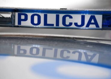 Pod blokiem znaleziono zwłoki kobiety i rocznego dziecka w Białymstoku.