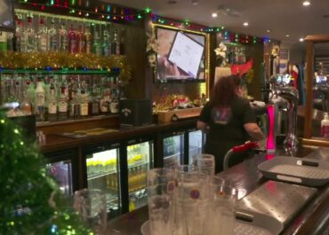 Boże Narodzenie w maju? Pub w brytyjskim miasteczku “kusi” klientów świątecznymi dekoracjami sprzed lockdownu