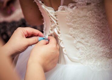 Kiedy warto postawić na suknie ślubne z odkrytymi plecami?