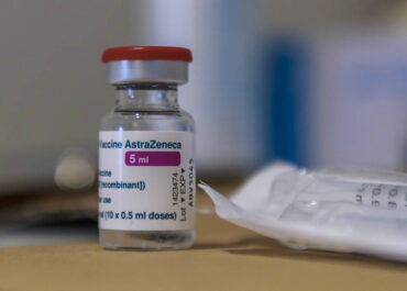 We wtorek do Polski dotarło szczepionki AstryZeneki i Johnson & Johnson.