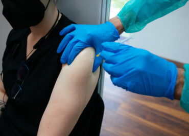 Izrael: Eksperci rekomendują czwartą dawkę dla każdego dorosłego szczepionki na Covid-19.