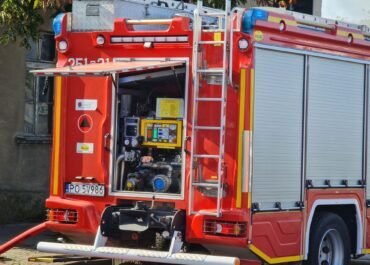 Duży pożar w Bukownie: strażacy walczyli z ogniem w hali przeróbki opon