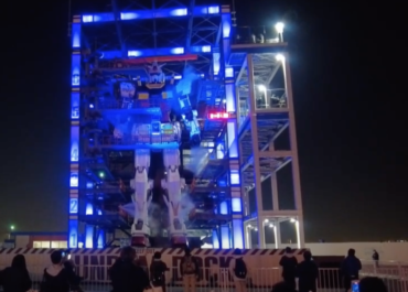 Gigantyczny ruchomy Gundam zapala się na festiwal zimowego oświetlenia w Jokohamie