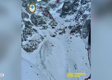 Wypadek w Tatrach. Turysta spadł z dużej wysokości pod Rysami.
