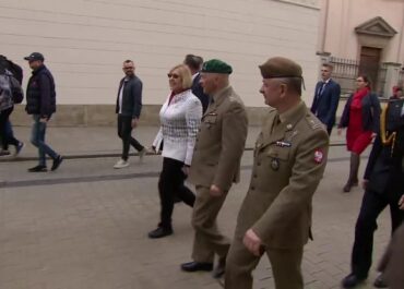 Defilada klas mundurowych z małopolską kurator na czele przeszła ulicami Krakowa