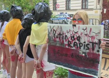 „Gwałt to zbrodnia wojenna!” Protest przed konsulatem Rosji w Krakowie