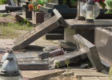Zdewastowane nagrobki, uszkodzone krzyże na cmentarzu w Piekarach Śląskich. Policja szuka wandali