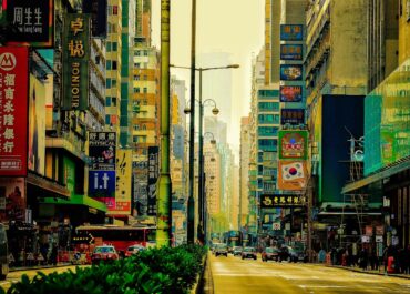 Hongkong: Nocne życie wraca do normy w dzielnicy Lan Kwai Fong po zniesieniu ograniczeń COVID