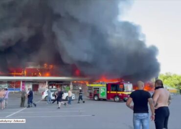 Rosyjska rakieta uderzyła w centrum handlowe w Krzemieńczuku, w którym było ok. tysiąca osób