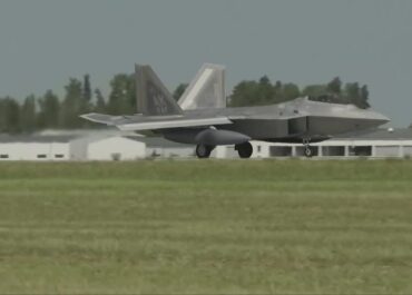 Myśliwce F-22 Raptor wylądowały w Łasku. Mają wzmocnić tarczę powietrzną NATO