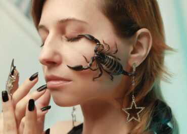 Wielbiciele nakładają skorpiony na twarze i języki, aby uczcić Tellę Panchami.