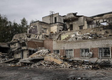 Rosyjski atak rakietowy na Zaporoże, pod gruzami hotelu są ludzie.