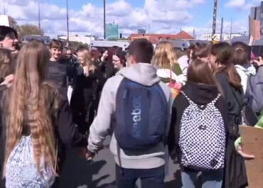 Młodzieżowy Strajk Klimatyczny w Warszawie. Protestowało ok. 1000 osób