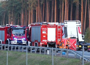 Tragiczny wypadek w Lubuskiem. Dwie osoby zginęły w wyniku czołowego zderzenia osobówki z ciężarówką