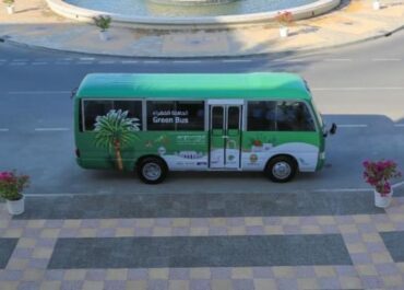 Autobus, który jest napędzany biodieslem wytwarzanym z ziaren daktyli kursuje w Maskacie.