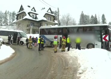 Wypadek autobusu z dziećmi na Podhalu. Pojazd wypadł z drogi i staranował ogrodzenie