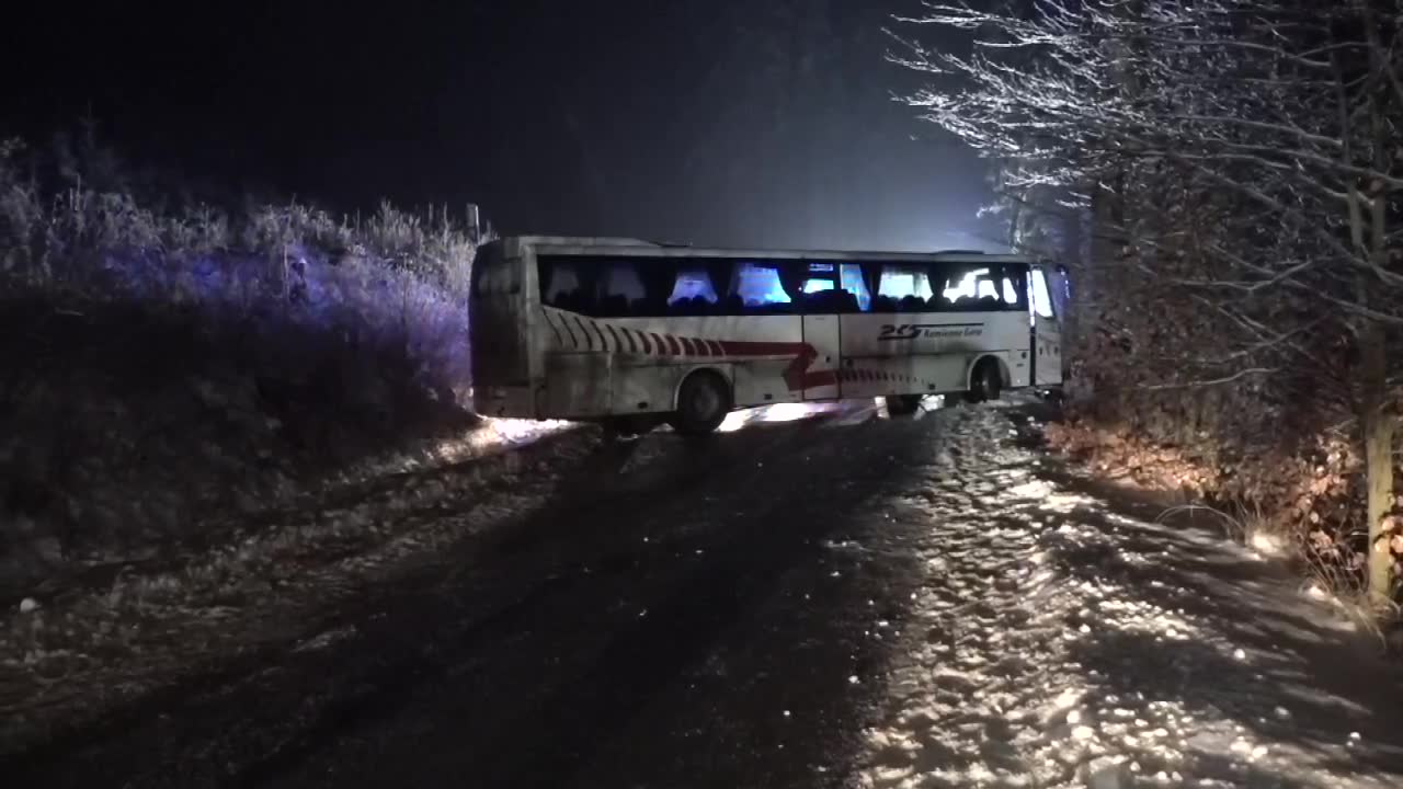 Tragiczne zderzenie osobówki z autobusem na Dolnym Śląsku. Zginęła jedna osoba