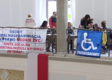 Osoby z niepełnosprawnościami i ich opiekunowie opuszczą Sejm. “Żeby dalej działać musimy być zdrowi”