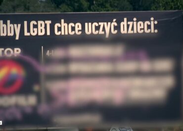 Wyrok w sprawie furgonetki z hasłami anty-LGBT. “Mowa nienawiści wymierzona w orientację seksualną”