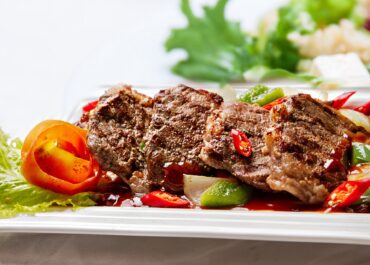 Polacy wciąż uwielbiają mięso. Średnio jedzą je nawet do sześciu razy w tygodniu. Głównie drób i wieprzowinę – Badanie Kantar