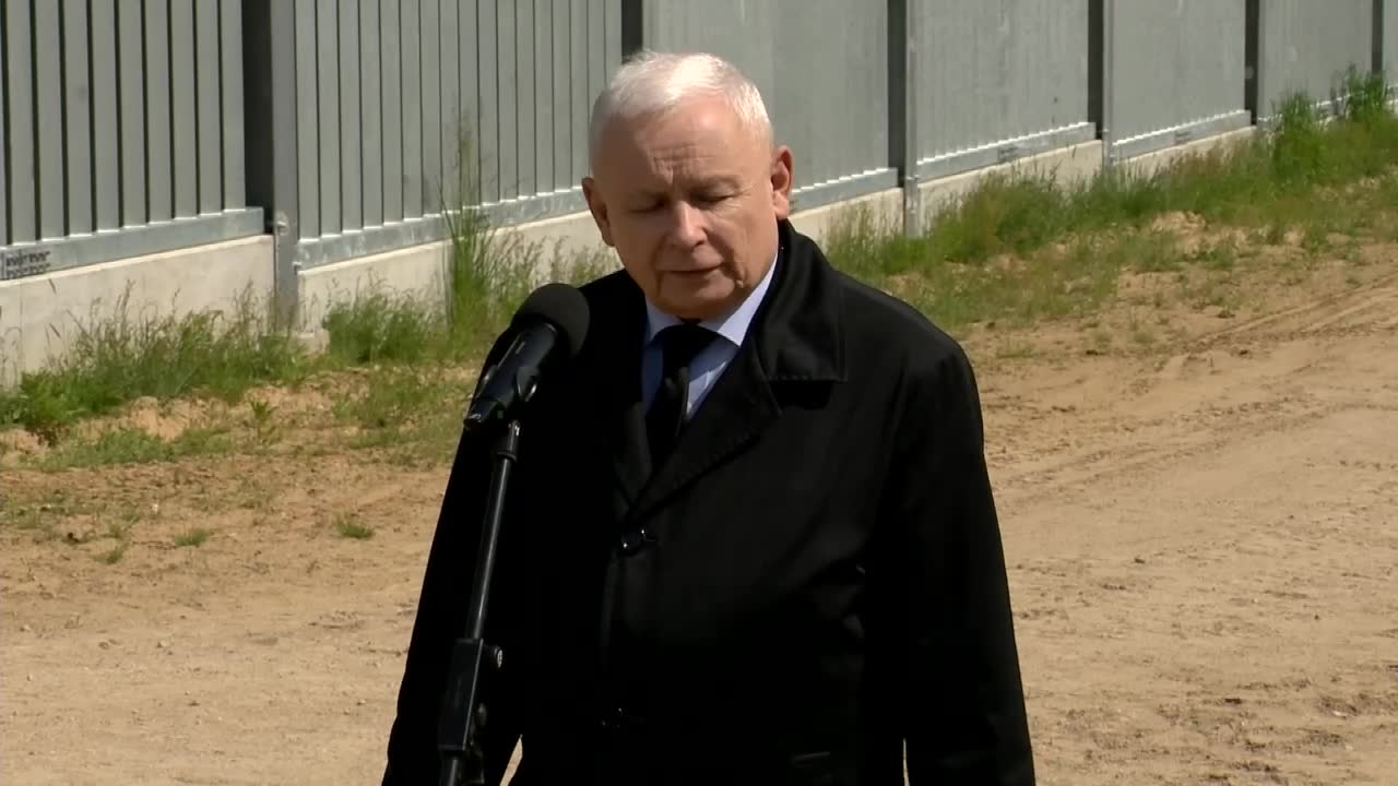 “Mur pozwolił zatrzymać ofensywę Łukaszenki i Putina”. Kaczyński na granicy z Białorusią