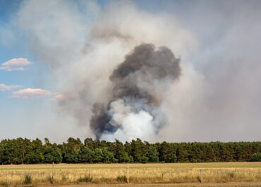 Ogromny pożar w Kutnie:  Hala produkcji chemii samochodowej w płomieniach