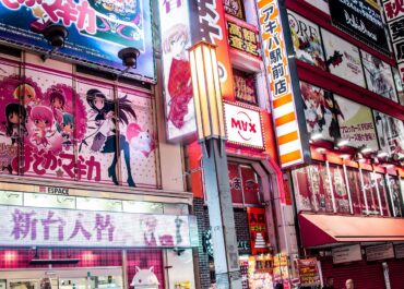Owacje na stojąco dla drzemki pionowej! Kawiarnia w Tokio wprowadza rewolucyjne kapsuły do drzemki na stojąco