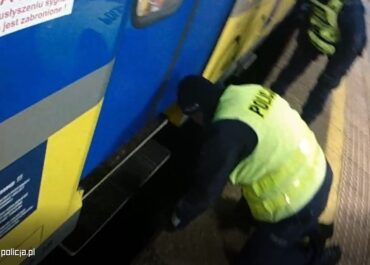 Policjant udzielił pierwszej pomocy medycznej mężczyzn nie, który wpadł między peron, a jadący pojazd szynowy.