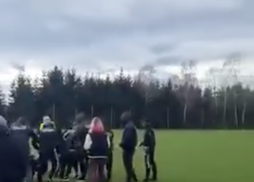 Zamieszki na meczu lokalnych drużyn: Agresja kibiców rzuca cień na sportową rywalizację