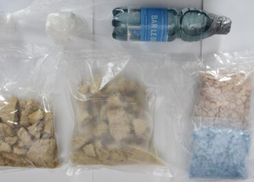 Przechwycona paczka z Holandii z heroiną i amfetaminą ukrytymi w proszkach  do prania.