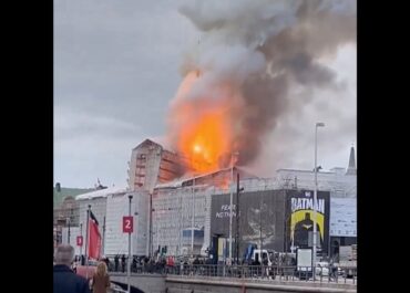 Pożar zabytkowej giełdy papierów wartościowych w Kopenhadze.