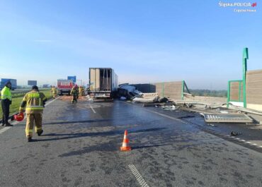 Zdarzenie drogowe z udziałem pojazdu ciężarowego nas autostradzie A-1 w Wyrazowie.