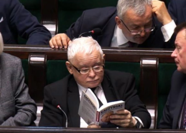 Jarosław Kaczyński Zaskoczony własną książką podczas sejmowych obrad