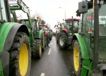 Rolnicy blokują rondo w Zakręcie. Protest przeciwko zielonemu ładowi i skutkom suszy