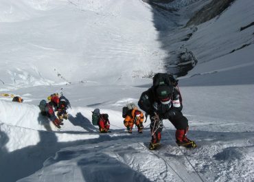 Kenijski alpinista znaleziony martwy na Mount Evereście. Trwa poszukiwanie nepalskiego przewodnika