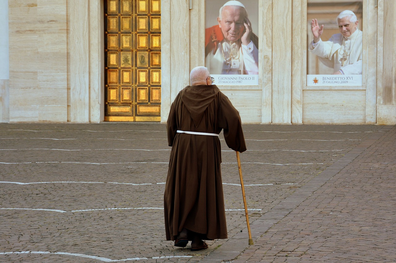 Polak robił karierę w Watykanie. Prokuratura zarzuca mu ciężkie przestępstwa