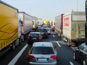 Wypadek polskiego autokaru na autostradzie A24: 16 rannych, droga częściowo zablokowana