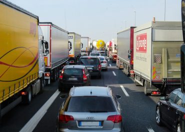 Wypadek polskiego autokaru na autostradzie A24: 16 rannych, droga częściowo zablokowana