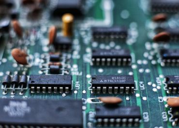 Panika na rynku technologii: akcje spadają w obliczu obaw o przemysł chipowy