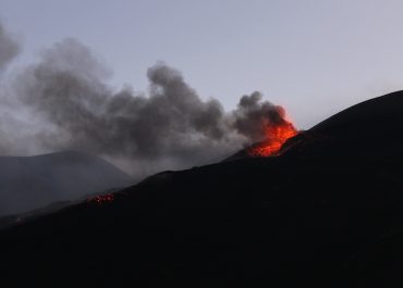 Spektakularna erupcja Etny paraliżuje Katanię