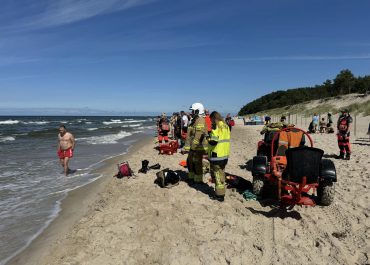 Dramatyczne wydarzenia na niestrzeżonej plaży w Wisełce: Zaginął mężczyzna, który ratował dziecko