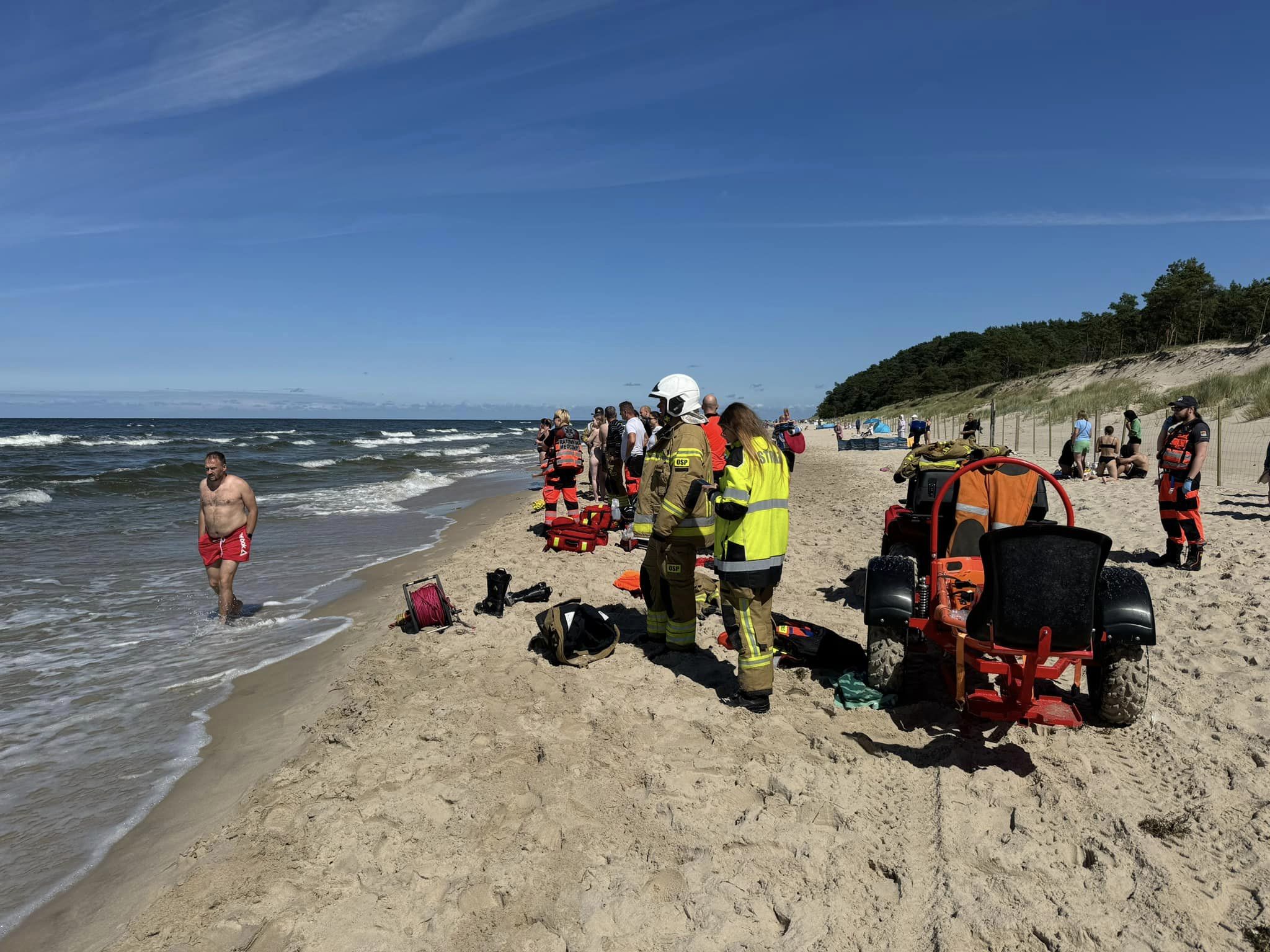 Dramatyczne wydarzenia na niestrzeżonej plaży w Wisełce: Zaginął mężczyzna, który ratował dziecko