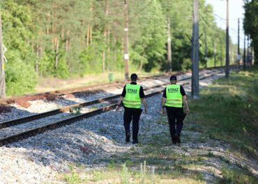 Grupa nastolatków wspięła się na słup trakcyjny