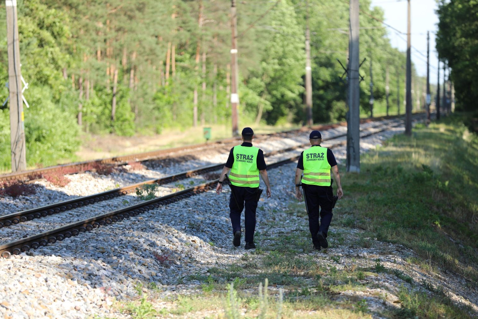 Grupa nastolatków wspięła się na słup trakcyjny