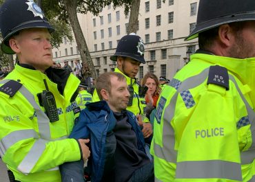 Ponad 90 aresztowań w Wielkiej Brytanii po tym, jak skrajnie prawicowe demonstracje przerodziły się w zamieszki