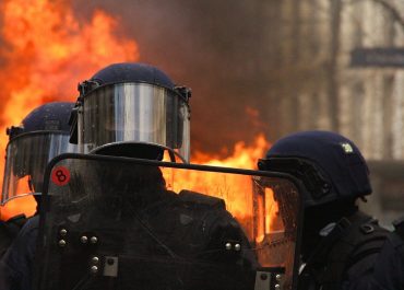 Zamieszki w Wielkiej Brytanii: Demonstranci próbowali podpalić hotel z imigrantami