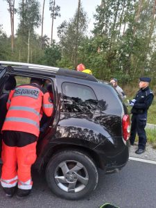 Policjant uratował mężczyznę, którego auto po kolizji stanęło w płomieniach.